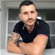 Licenciado en teatro, maestrante en educación con trayectoria en el área de la educacion